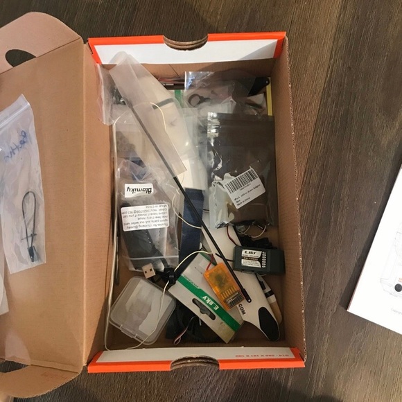 3 vintage Esky Cp belt rc helicopters (one is a V2) - Picture 8 of 12